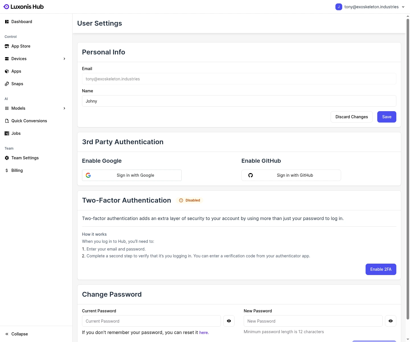 Luxonis Hub 中的账户设置页面，展示个人信息、第三方认证、双因素认证和密码控制。